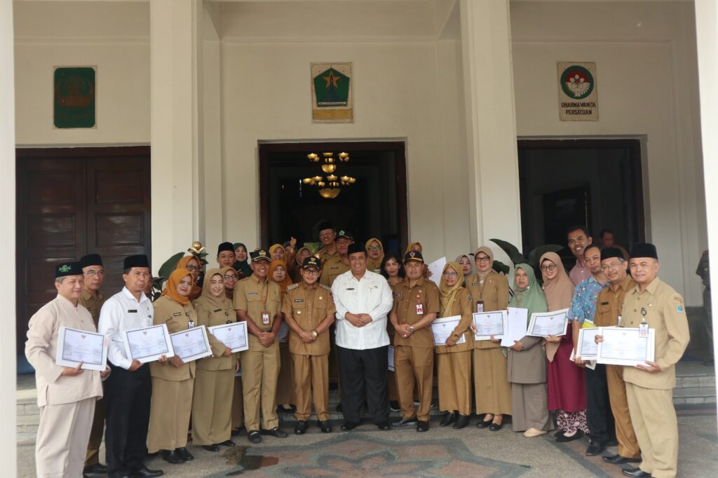 Sekolah yang mendapat penghargaan Adiwiyata tingkat Kota pose bersama Walikota Malang H Sutiaji (dok. Humas Pemkot)