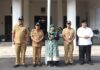 Walikota Malang H Sutiaji didampingi Sekda Erik Setyo Santoso serta Kepala DLH, Noer Rahman Wijaya, pose bersama salah satu penerima penghargaan Adiwiyata tingkat Kota. (dok. Humas Pemkot)