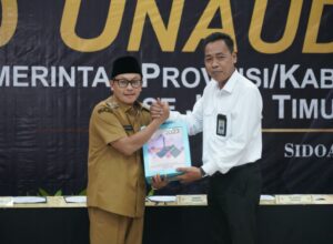 Walikota Malang H Sutiaji menyerahkan LKPD tahun anggaran 2022 kepada BPK Jawa Timur. (dok.humas Pemkot)