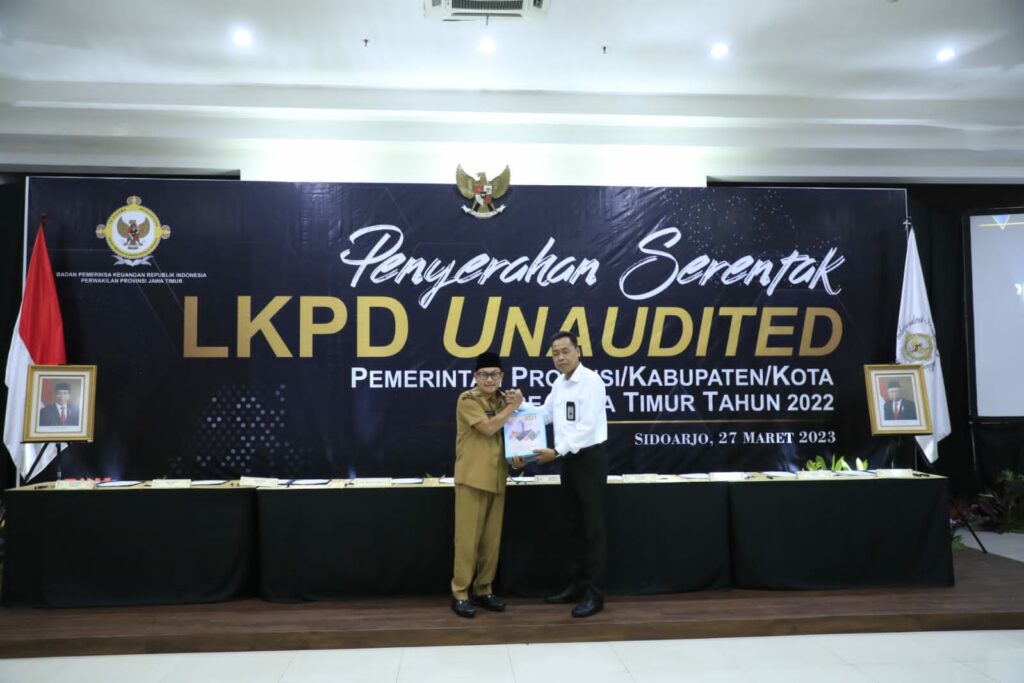 Walikota Malang H Sutiaji menyerahkan LKPD tahun anggaran 2022 kepada BPK Jawa Timur. (dok.humas Pemkot)