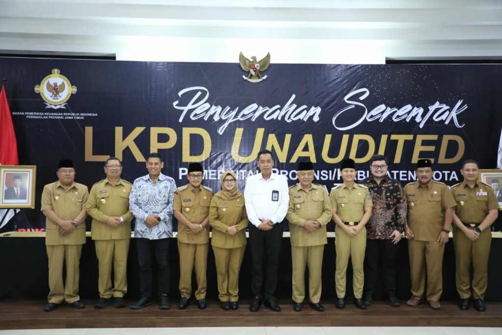 Kepala Perwakilan BPK Provinsi Jawa Timur, Karyadi (baju putih) pose bersama kepala daerah usai penyerahan LKPD tahun anggaran 2022. (Humas Pemkot)