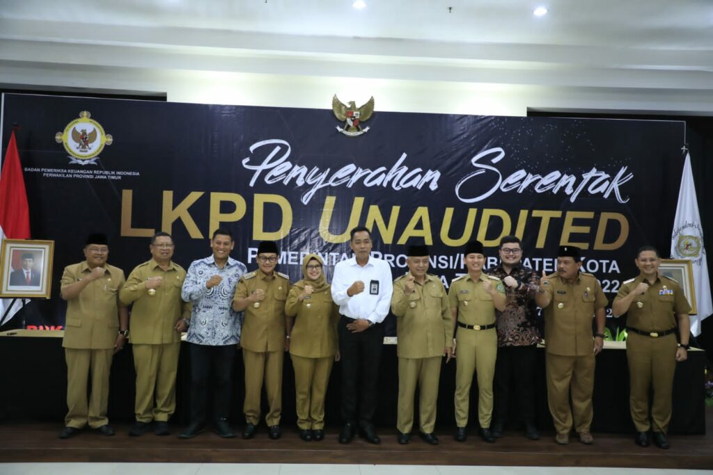 Walikota Sutiaji (empat dari kiri) pose bersama Kepala Perwakilan BPK Jatim serta para kepala daerah lainnya