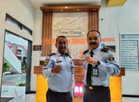 DICATUT : Bambang Darsono (kiri) didampingi Kasubbag TU Bapas Malang Suprianto usai menerima laporan korban penipuan yang mencatut namanya di Kantor Bapas Malang. (ft.cholil)