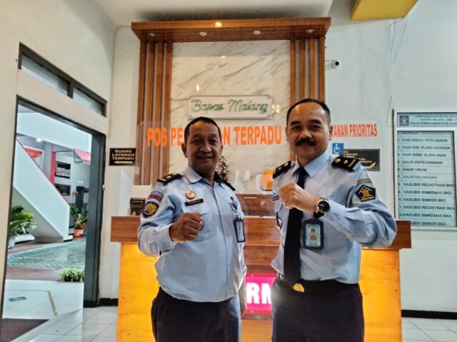 DICATUT : Bambang Darsono (kiri) didampingi Kasubbag TU Bapas Malang Suprianto usai menerima laporan korban penipuan yang mencatut namanya di Kantor Bapas Malang. (ft.cholil)