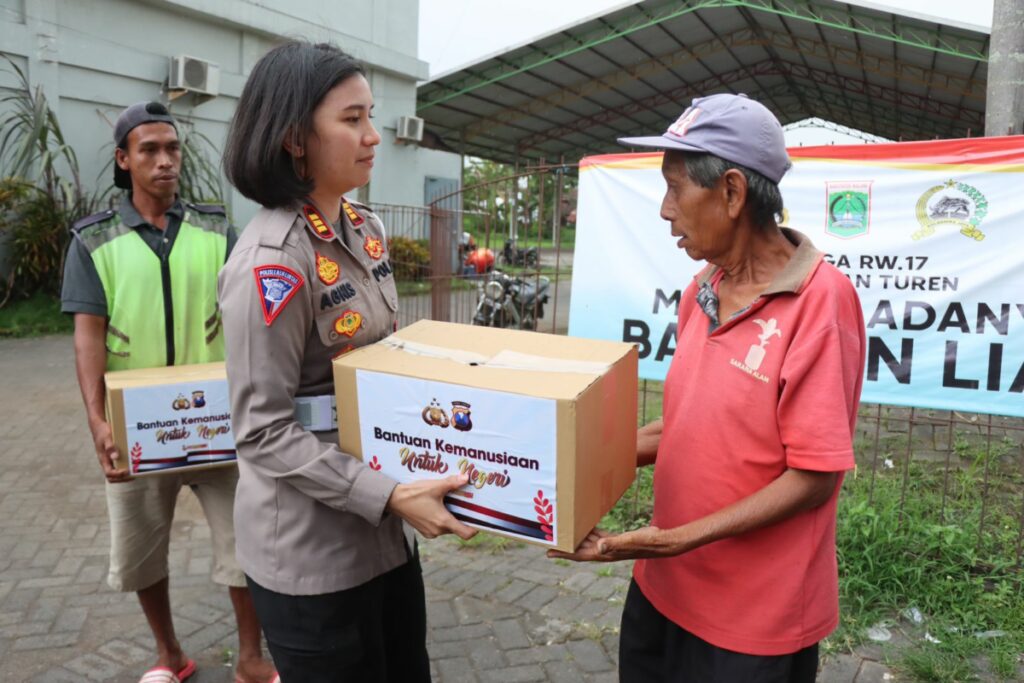 Polres Malang memberikan bantuan sosial untuk masyarakat (ist)