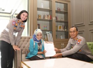 SUMRINGAH: Eka Wulandari (32), perempuan penyandang disabilitas asal Kecamatan Sumberpucung tampak sumringah saat diterima sebagai tenaga kontrak di Polres Malang. (ist)