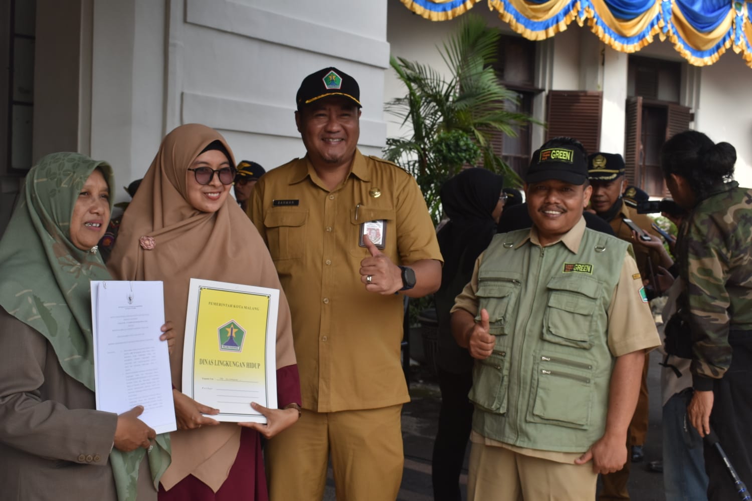 Kepala Dinas Lingkungan Hidup Kota Malang, Noer Rahman Wijaya bersama peraih Adiwiyata