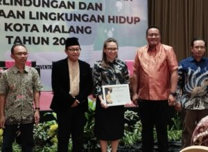 Walikota Malang H Sutiaji dan Kepala Dinas Lingkungan Hidup, Noer Rahman Wijaya pose bersama jajaran terkait (ist)
