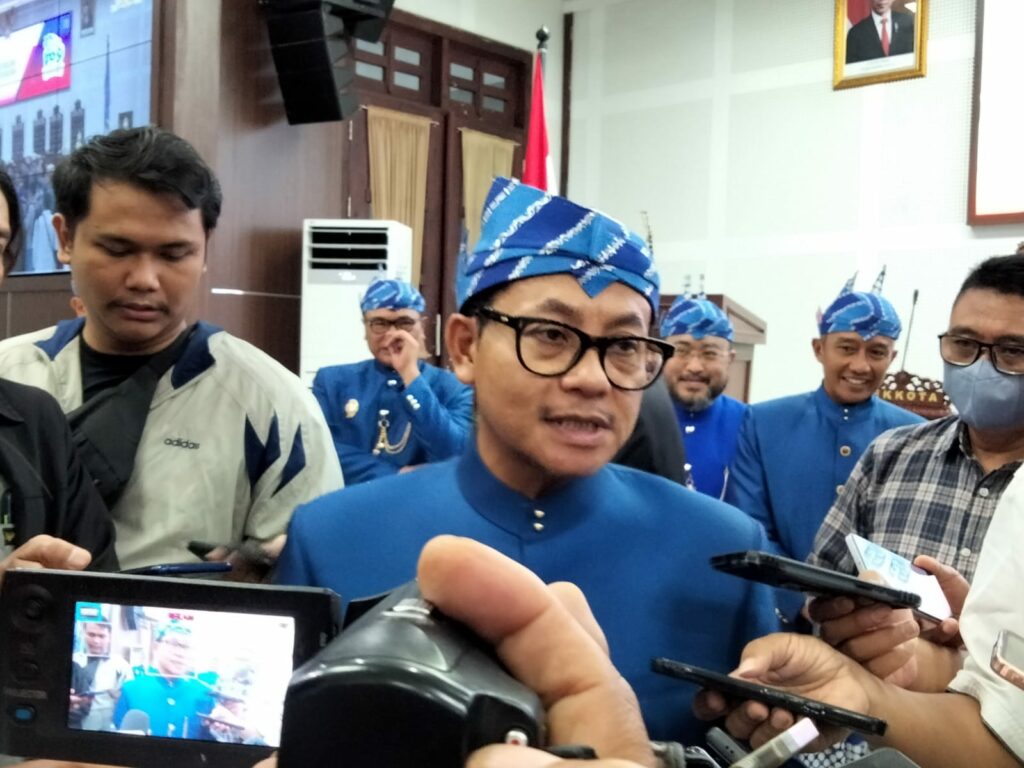 Walikota Sutiaji memberikan keterangan kepada wartawan