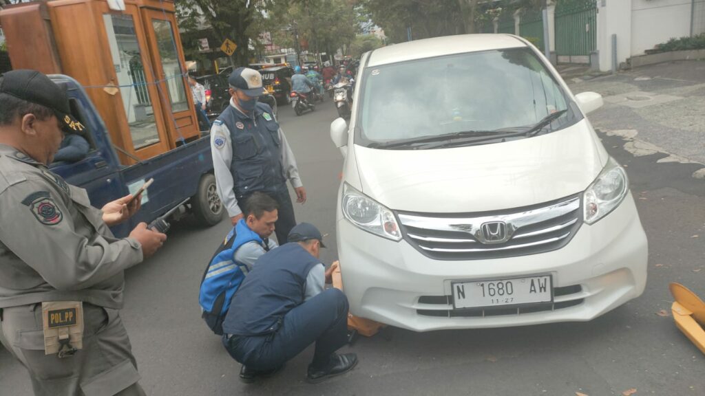 Operasi gabungan penertiban parkir yang digelar Pemkot Malang (ist)