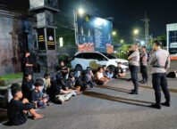 Belasan remaja yang diduga pelaku balap liar saat diamankan Polresta Malang Kota. (ist)