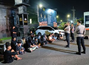 Belasan remaja yang diduga pelaku balap liar saat diamankan Polresta Malang Kota. (ist)