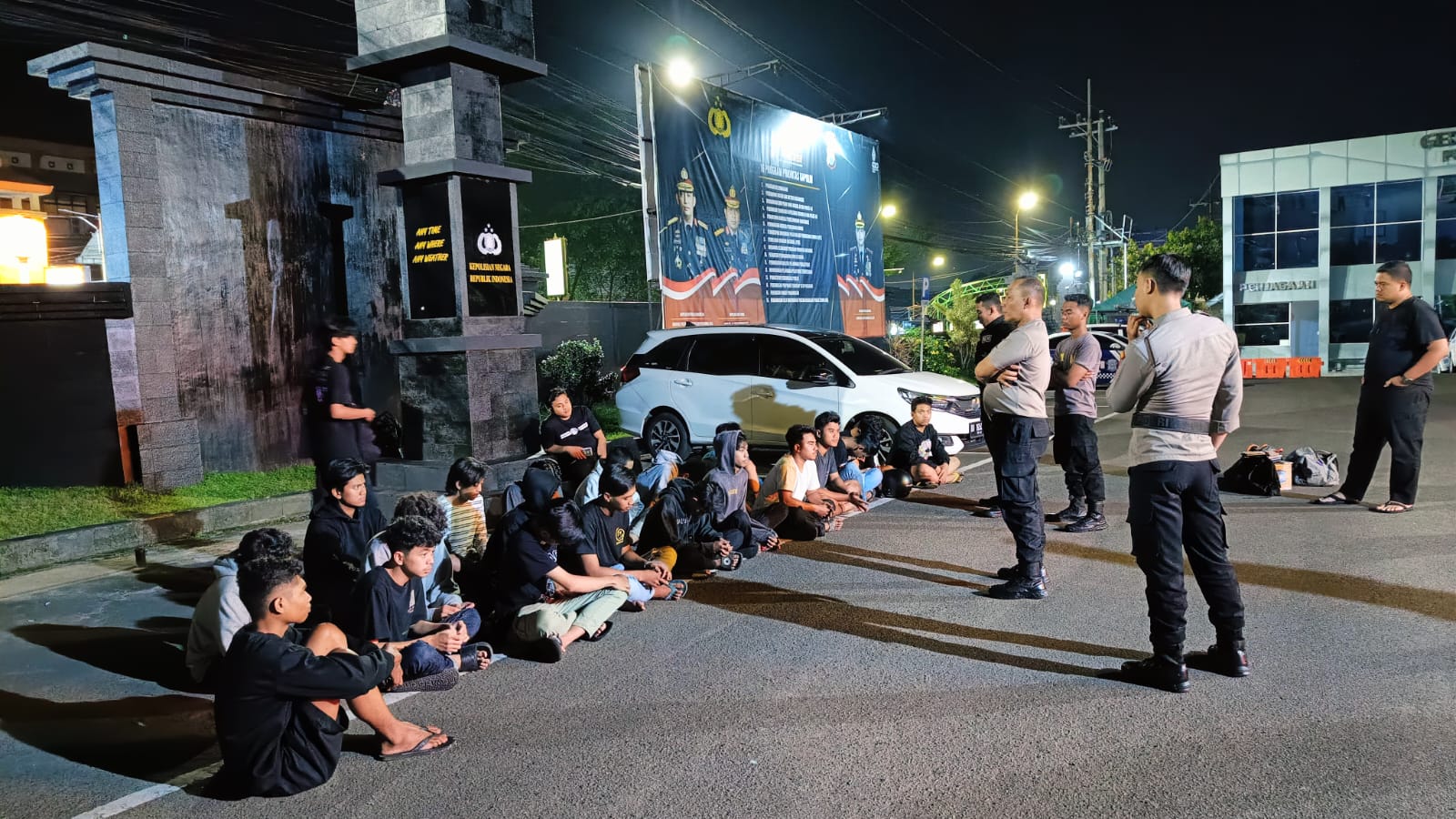Belasan remaja yang diduga pelaku balap liar saat diamankan Polresta Malang Kota. (ist)