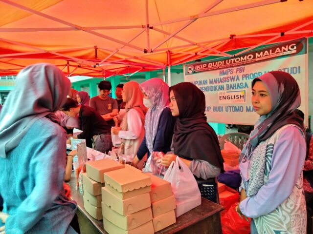 Stand takjil dalam kegiatan festival takjil Nusantara IKIP Budi Utomo Malang