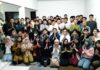 SILATURAHMI: Mahasiswa asal Sumbawa Barat di Malang melakukan silaturahmi dengan Sumardhan, SH, pembina IKPM KSB (ft.cholil)