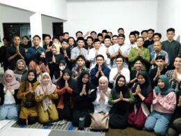 SILATURAHMI: Mahasiswa asal Sumbawa Barat di Malang melakukan silaturahmi dengan Sumardhan, SH, pembina IKPM KSB (ft.cholil)