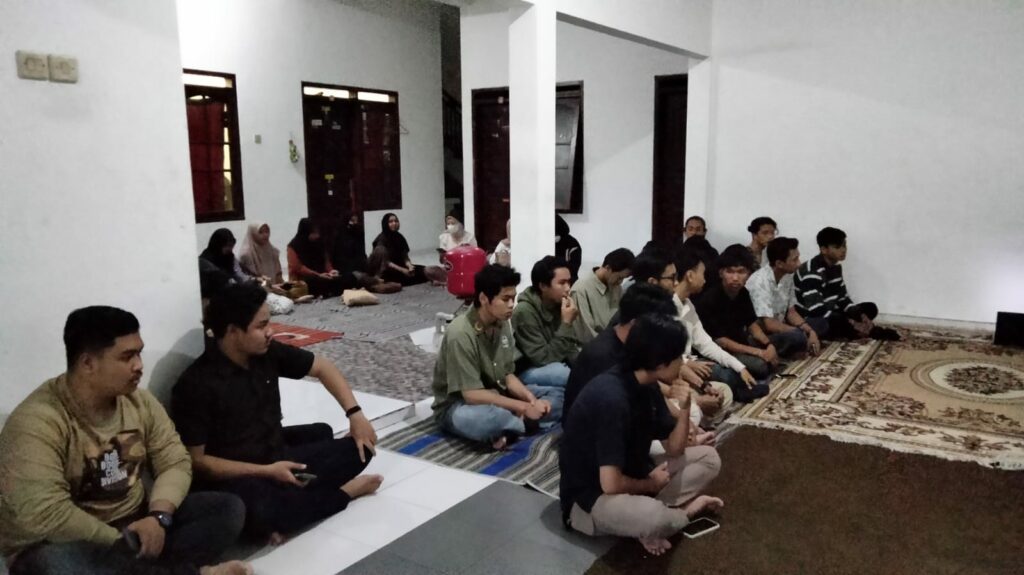 KHUSYUK: Para mahasiswa Sumbawa Barat khusuk mendengarkan Tausyiah dari Dr Abu Bakar