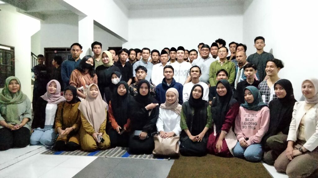 H Sumardhan SH MH pose bersama mahasiswa Sumbawa Barat yang tergabung dalam IKPM KSB