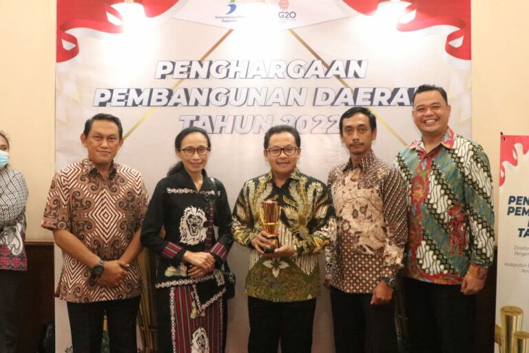MEMBANGGAKAN : Walikota Malang, H Sutiaji pose bersama jajaran usai menerima penghargaan bersejarah tiga besar nasional dari Kementerian PPN/Bappenas beberapa waktu lalu. (ist)