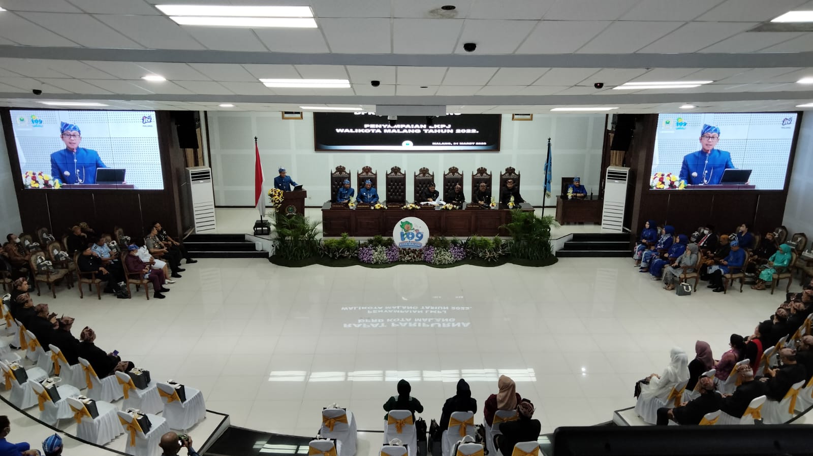 Sidang paripurna istimewa sekaligus sidang paripurna penyampaian LKPJ tahun 2022 di ruang sidang DPRD Kota Malang