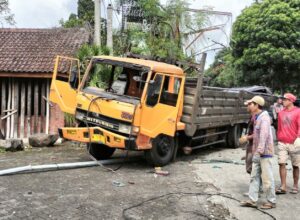 Gegara Rem Blong Truck Muatan Besi Oleng Hajar Tiang PjU Di Jalan Imam Bonjol Kota Batu