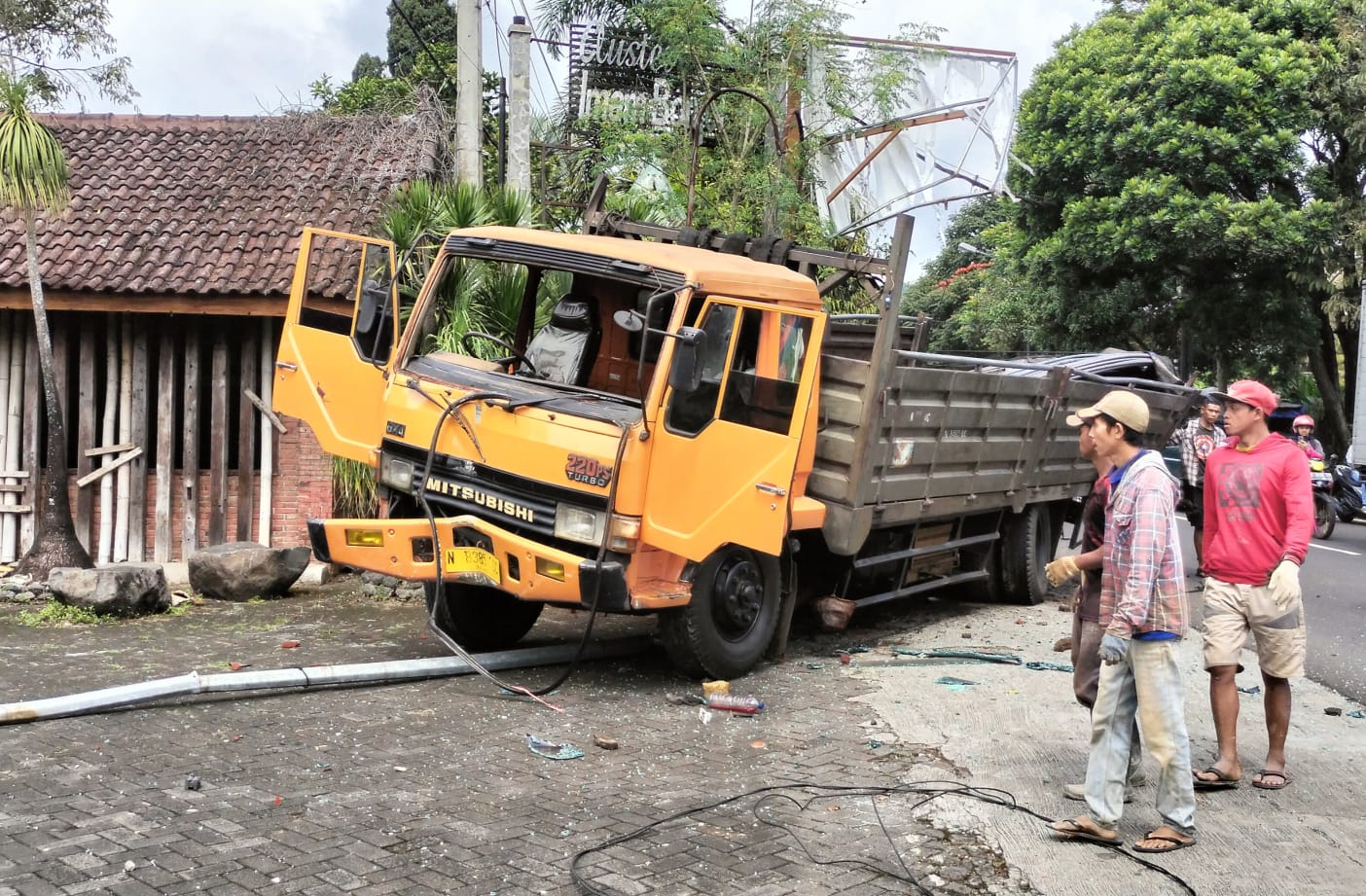 Gegara Rem Blong Truck Muatan Besi Oleng Hajar Tiang PjU Di Jalan Imam Bonjol Kota Batu