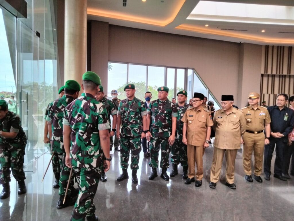 Walikota Malang H Sutiaji dan Bupati Sanusi serta PJ Walikota Batu tampak turut dalam penyambutan Pandam V Brawijaya