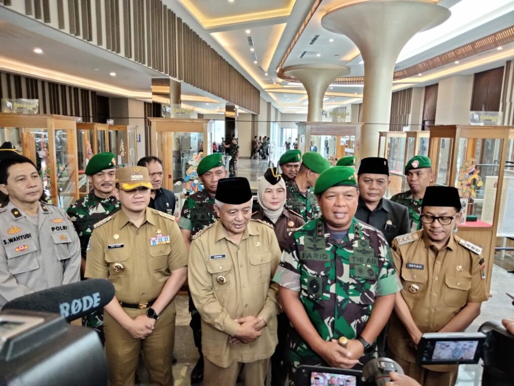 Pangdam V Brawijaya, Mayjen TNI Farid Makruf MA memberikan keterangan kepada wartawan
