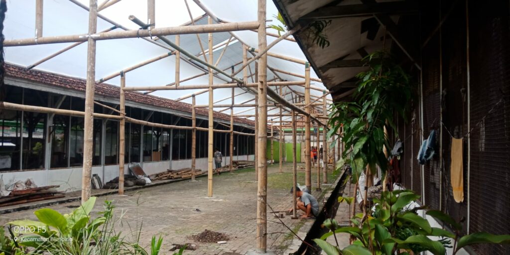 Bangunan Green House pendukung BIMKER warga binaan Lapas Kelas 1 Malang dalam pengerjaan. (Dok.humas Lapas)