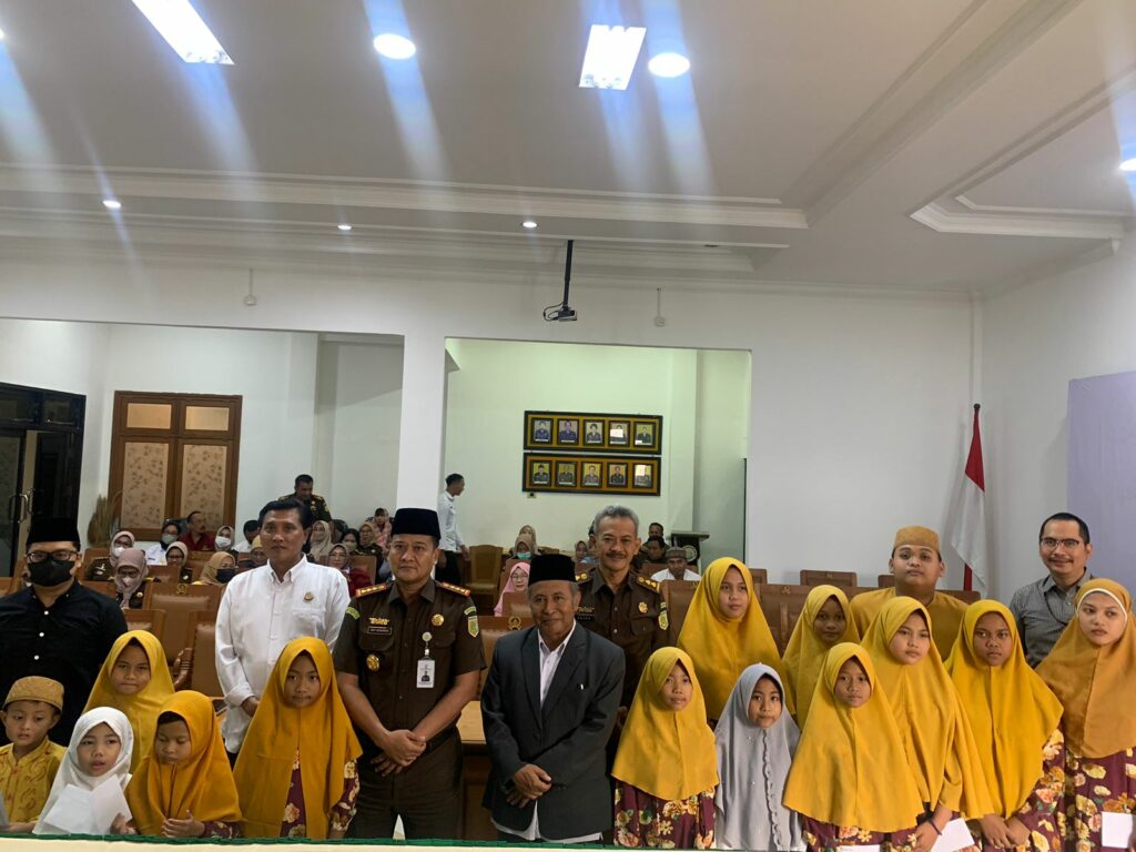 Kepala Kejaksaan Negeri, Edy Winarko, SH, MH dan jajarannya pose bersama anak yatim dari Panti Asuhan Mawaddah Warohmah. (ist)
