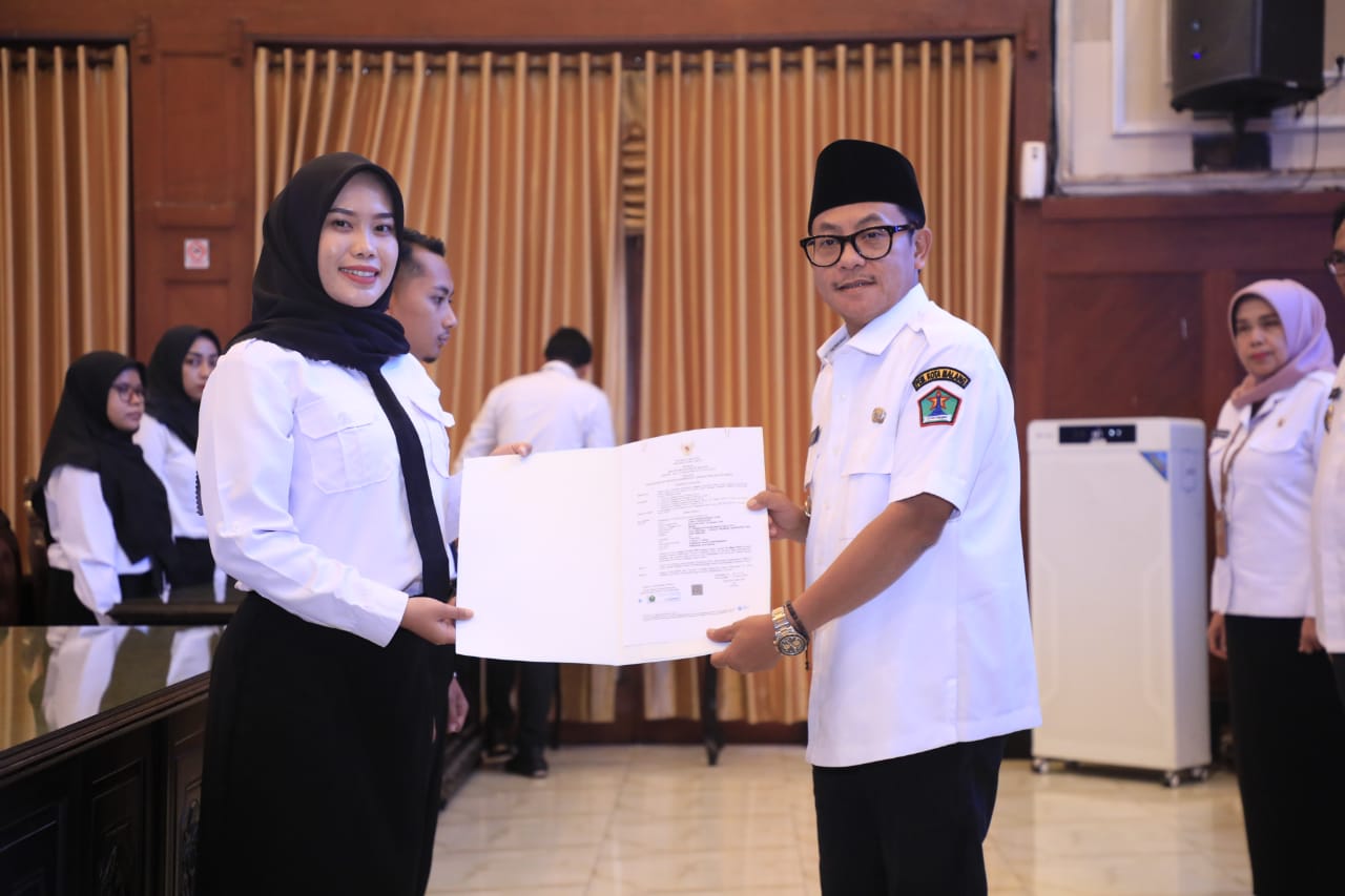 Walikota Malang H Sutiaji menyerahkan SK pengangkatan kepada 24 Orang P3K Tenaga Kesehatan Formasi 2022. (ist)