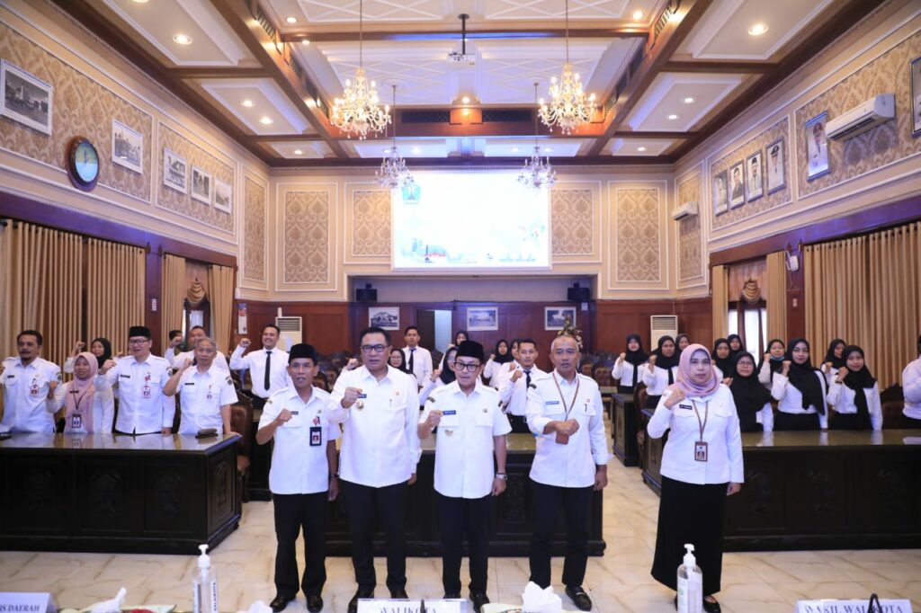 Walikota Sutiaji, Wakil Walikota, Sofyan Edi Jarwoko, Sekda Erik Setyo Santoso serta Kepala BKPSDM Totok Kasianto pose bersama puluhan P3K Tenaga Kesehatan yang baru saja di angkat (ist)