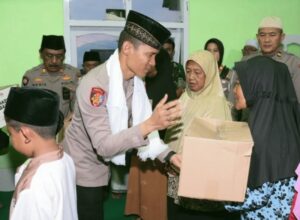Kapolres Batu, AKBP Oskar Syamsuddin memberikan bantuan disela Safari Ramadhan