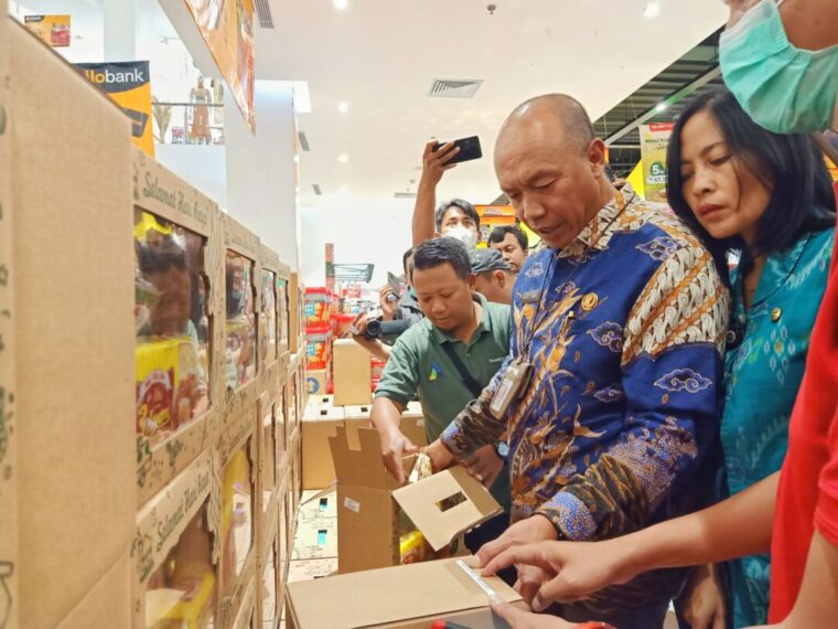 Kepala Diskopindag Kota Malang, Eko Sri Yuliadi (baju batik) saat melakukan sidak parcel di pusat perbelanjaan Kota Malang (ist)