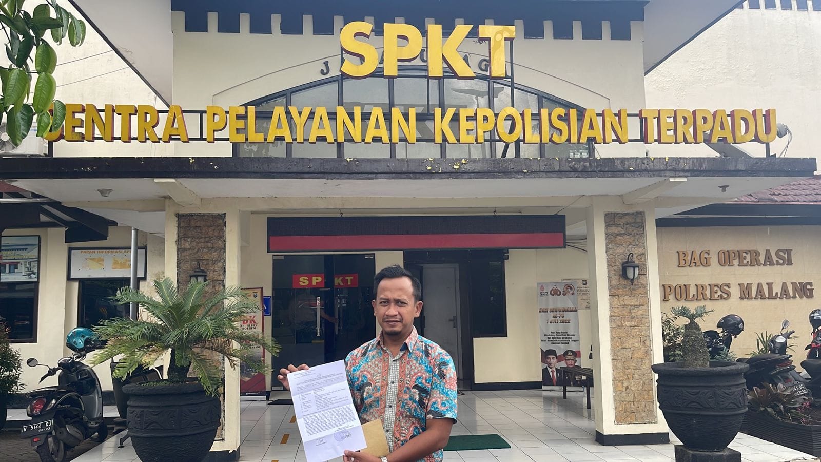 Tedhi Hermawan, SH, kuasa hukum Didik Febriyanto (pelapor) menunjukkan bukti laporan pengaduan di Polres Malang