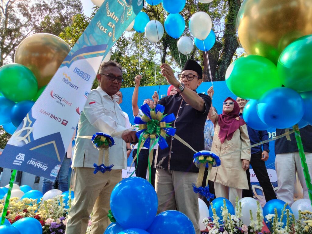 Pemotongan pita dan pelepasan balon oleh Walikota Sutiaji dan Kepala Kantor Perwakilan BI Malang, Samsung Hadi, sebagai tanda resmi dibukanya penukaran uang