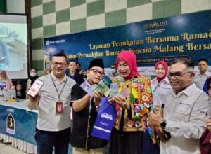 Walikota Malang H Sutiaji bersama istri menunjukkan hasil penukaran uang baru