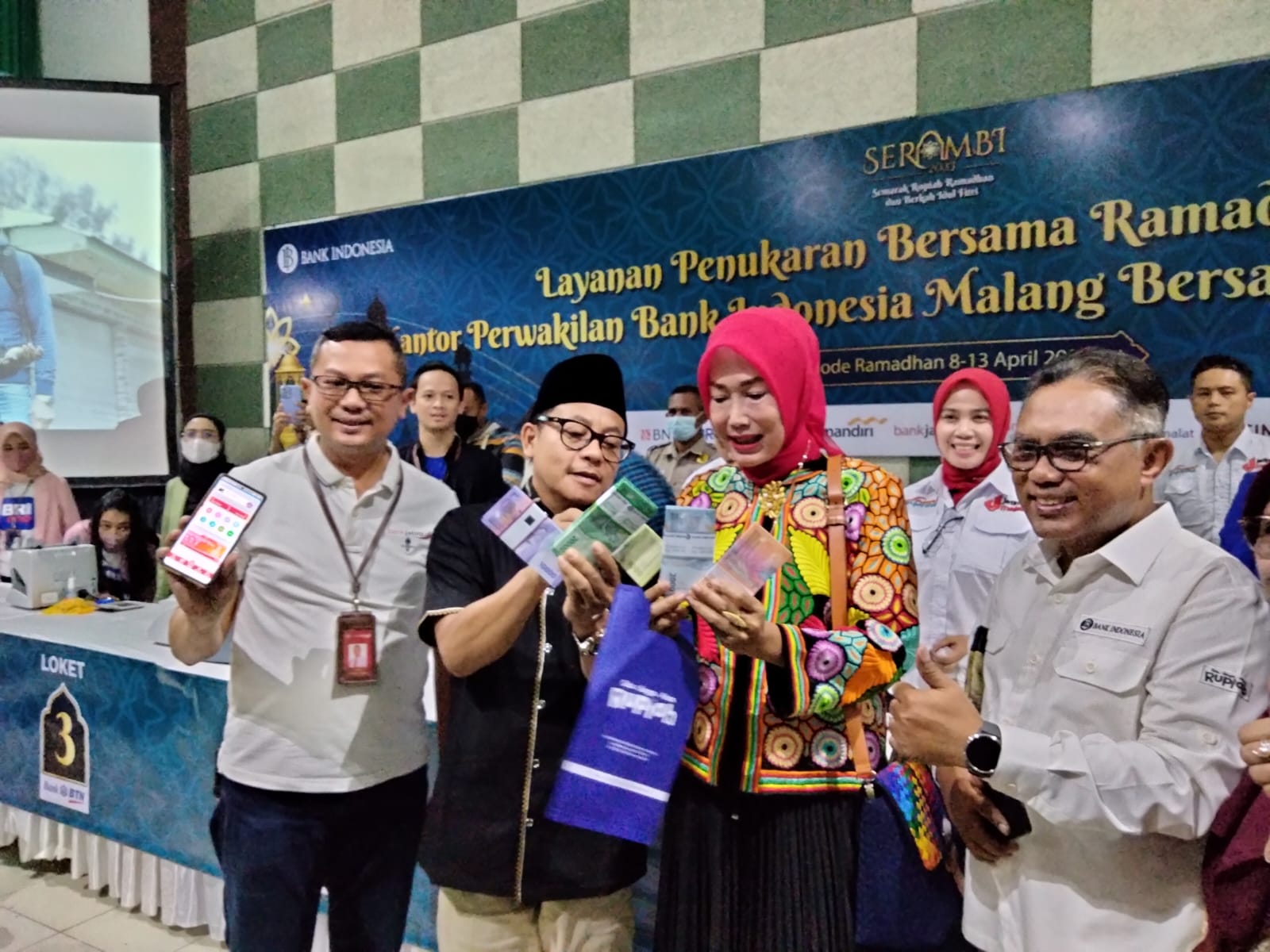 Walikota Malang H Sutiaji bersama istri menunjukkan hasil penukaran uang baru
