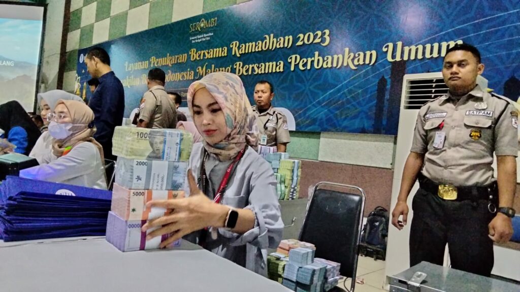Petugas dari Kantor Perwakilan Bank Indonesia Malang melayani penukaran uang