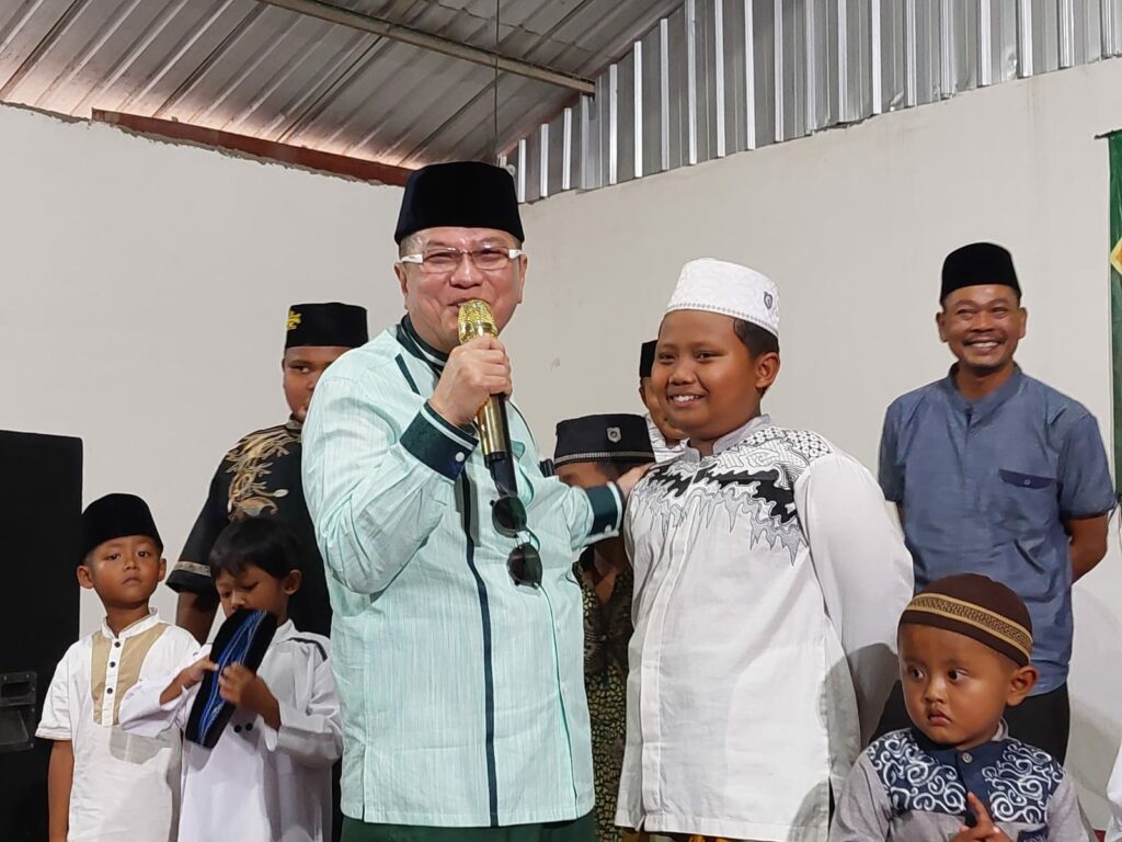 Keakraban Komisaris Utama PT ACA, Iwan Kurniawan terlihat akrab saat memberikan hadiah kepada anak-anak yang dapat menjawab pertanyaan, bernyanyi atau tebak-tebakan