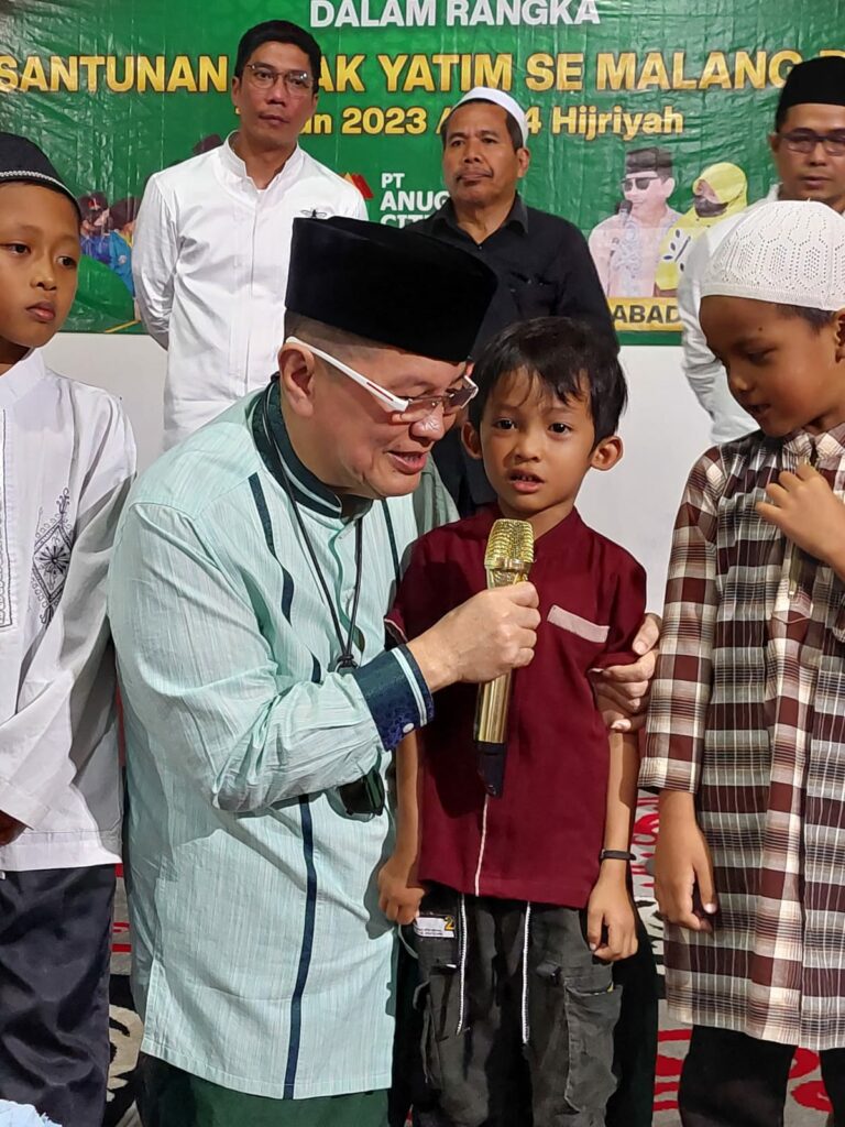 Komisaris utama PT ACA, Iwan Kurniawan tampak Akrab dengan anak - anak