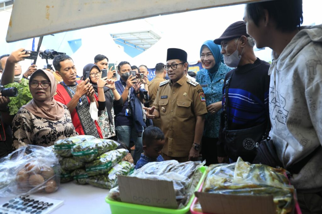 Walikota Sutiaji hadir di pasar murah Ramadhan juga didampingi Ketua TP Penggerak PKK Kota Malang