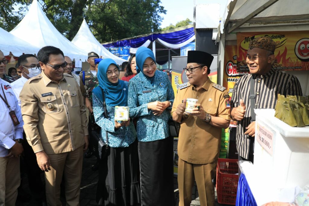 Walikota Sutiaji didampingi Wakil Walikota, Sofyan Edi Jarwoko di pembukaan pasar murah Ramadhan