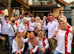 Tebar Nikmat Anggota DPRD Bersama Puluhan Kader Gerindra Bagi 1000 Takjil di Wilayah Junrejo 