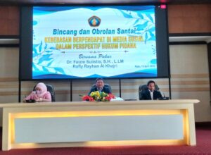 Pakar Hukum Pidana Dr. Faizin Sulistio, SH., LLMF bersama moderator dalam Bincang dan Obrolan Santai bersama awak media