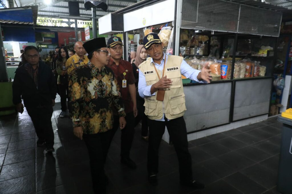 Walikota Malang H Sutiaji bersama TPID menggelar operasi pasar. Salah satunya di Pasar Bunul (istimewa)