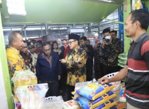 Walikota Malang H Sutiaji bersama TPID menggelar operasi pasar. Salah satunya di Pasar Bunul (istimewa)