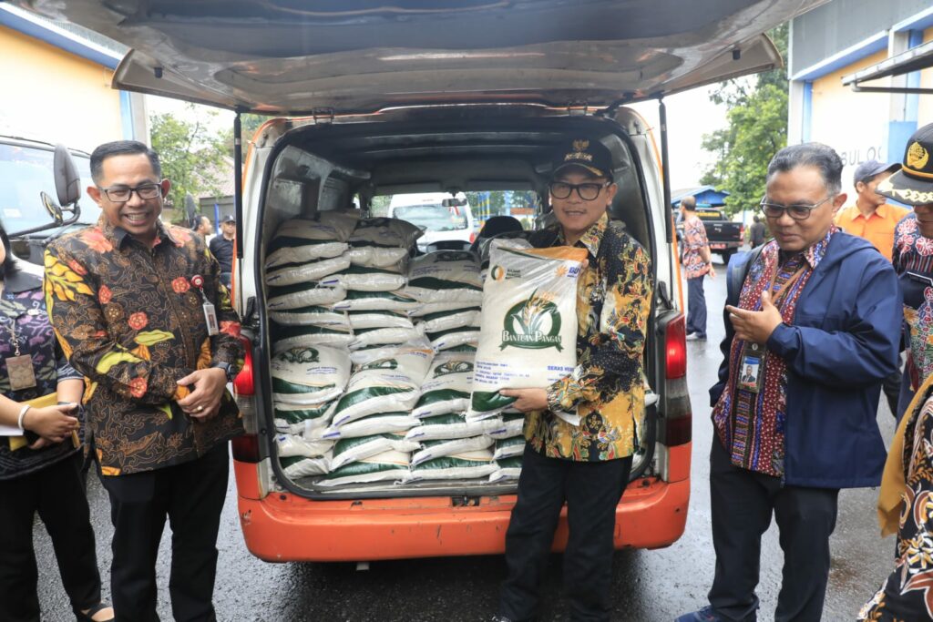 Stok beras di Bulog juga jadi jujugan Walikota Sutiaji bersama Tim Pengendali Inflasi Daerah (istimewa)