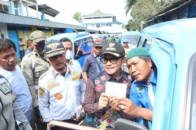 Walikota Malang, H Sutiaji didampingi Kepala Dishub, Wadjaya Saleh Putra menyerahkan bantuan subsidi BBM kepada pengemudi angkutan kota di terminal Arjosari. (ist)