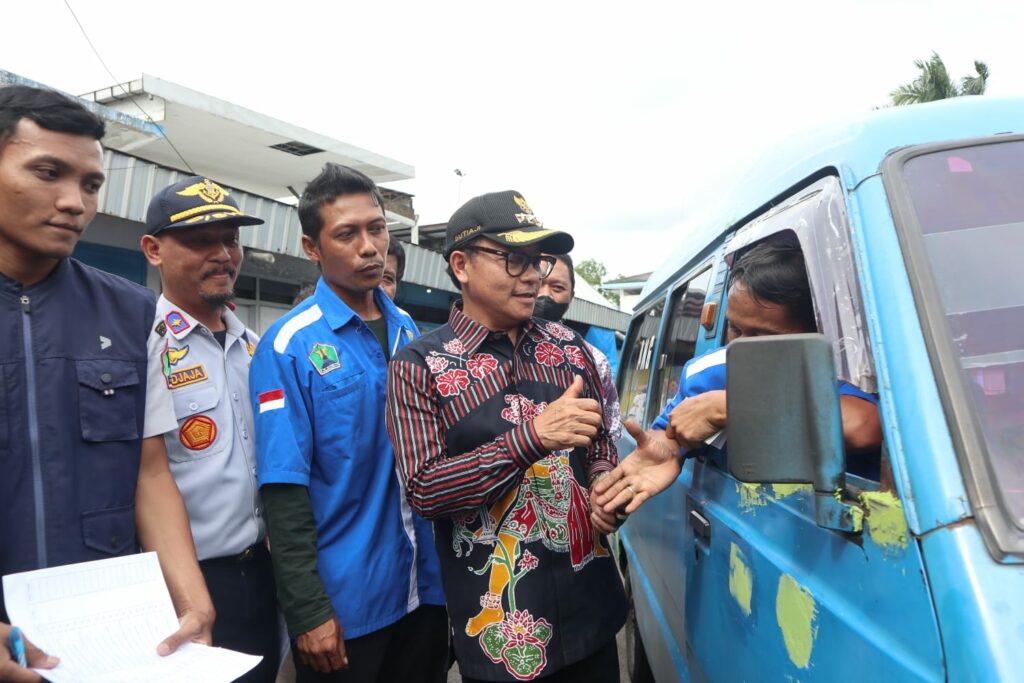Walikota Sutiaji mendapat ucapan terimakasih dari pengemudi angkutan kota di terminal Arjosari (ist)